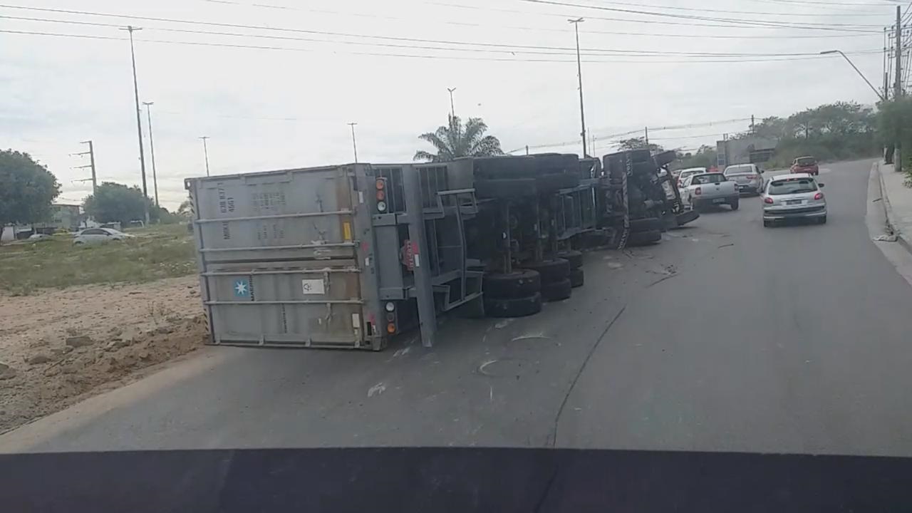 Caminhão com contêiner tomba e motorista fica ferido na avenida Buriti Caminhão com contêiner tomba e motorista fica ferido na avenida Buriti