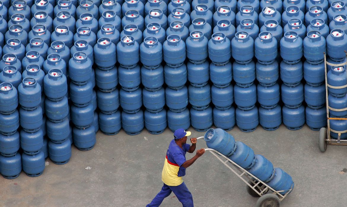 Petrobras reajusta preço do gás de cozinha em 5% nas refinarias Petrobras reajusta preço do gás de cozinha em 5% nas refinarias