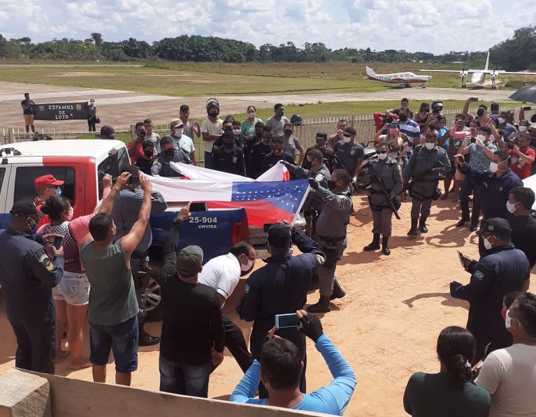 Policiais vítimas de naufrágio recebem homenagem durante despedida em Envira; enterros ocorrem em Manaus Policiais vítimas de naufrágio recebem homenagem durante despedida em Envira; enterros ocorrem em Manaus