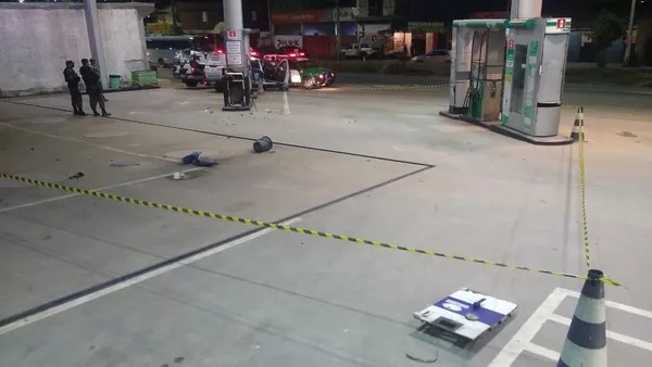 Assaltantes explodem cofre de posto de combustível na Cidade Nova e levam dinheiro Assaltantes explodem cofre de posto de combustível na Cidade Nova e levam dinheiro