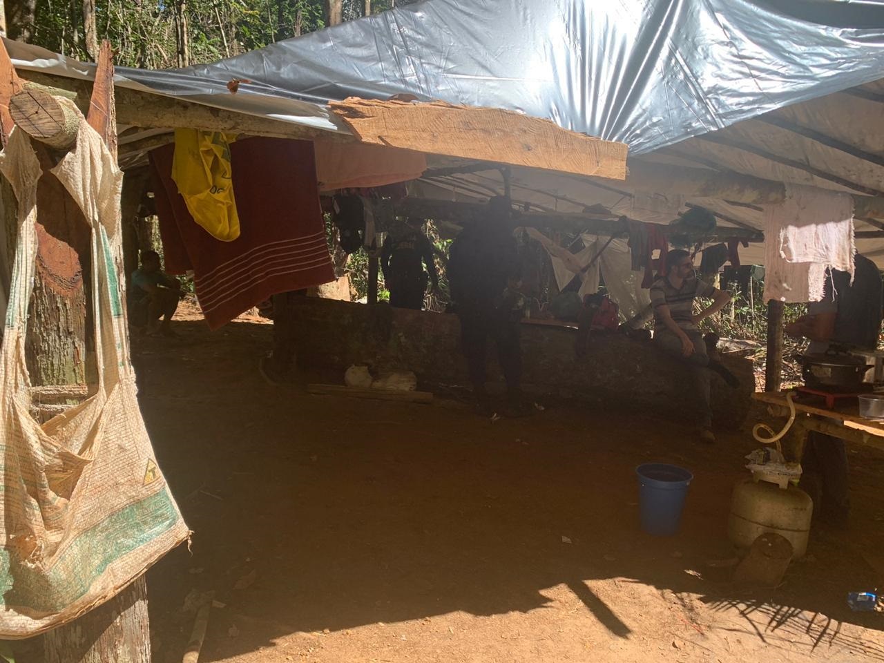 14 trabalhadores em condição de escravidão são resgatados em operação da PF em Boca do Acre 14 trabalhadores em condição de escravidão são resgatados em operação da PF em Boca do Acre