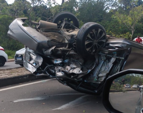 Acidente grave com tr&ecirc;s carros tem capotamento, inc&ecirc;ndio e feridos no Tarum&atilde;