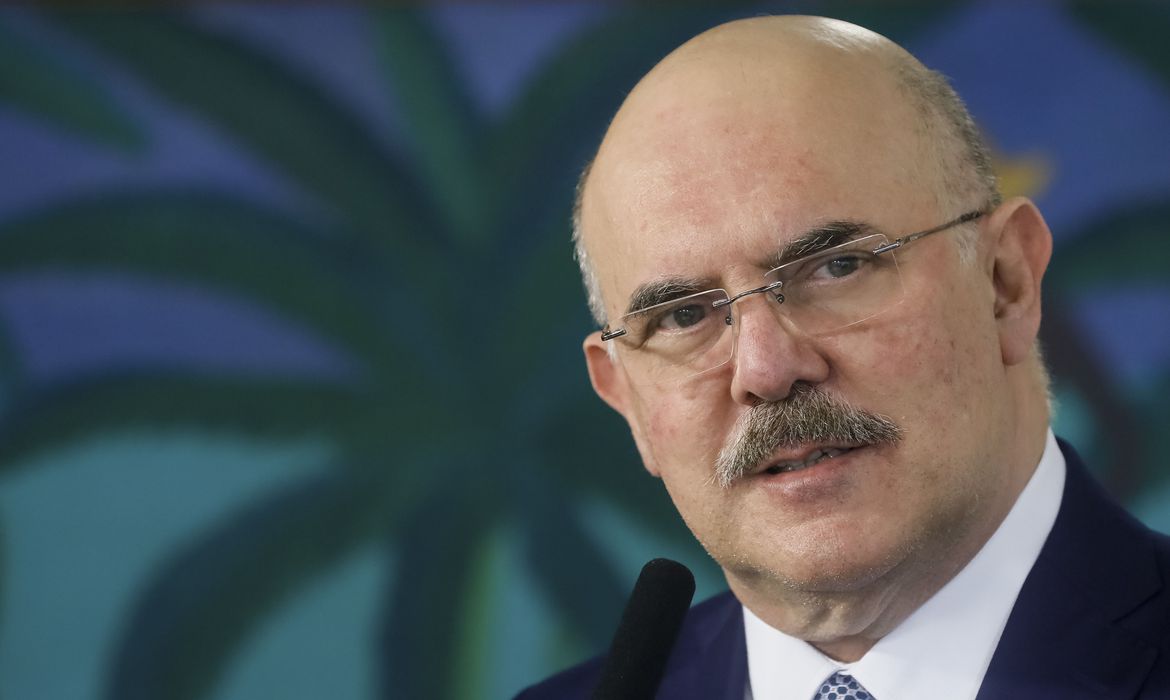 Ministro da Educa&ccedil;&atilde;o tem in&iacute;cio de pneumonia por causa do coronav&iacute;rus