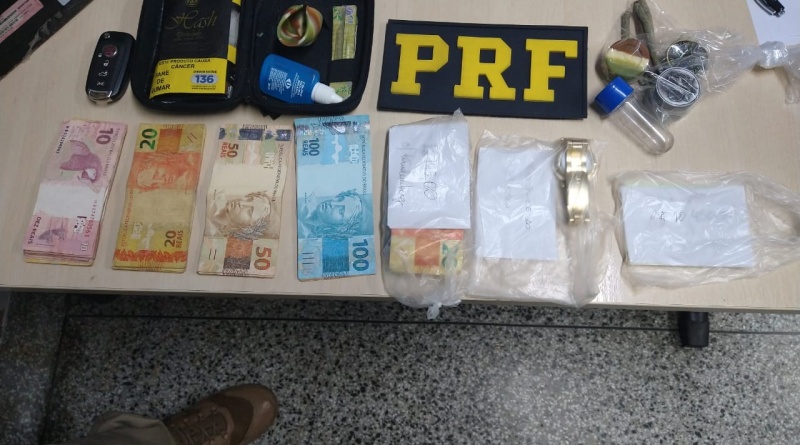 Assessor parlamentar e funcionário da Prefeitura são detidos com drogas a caminho de festa rave Assessor parlamentar e funcionário da Prefeitura são detidos com drogas a caminho de festa rave