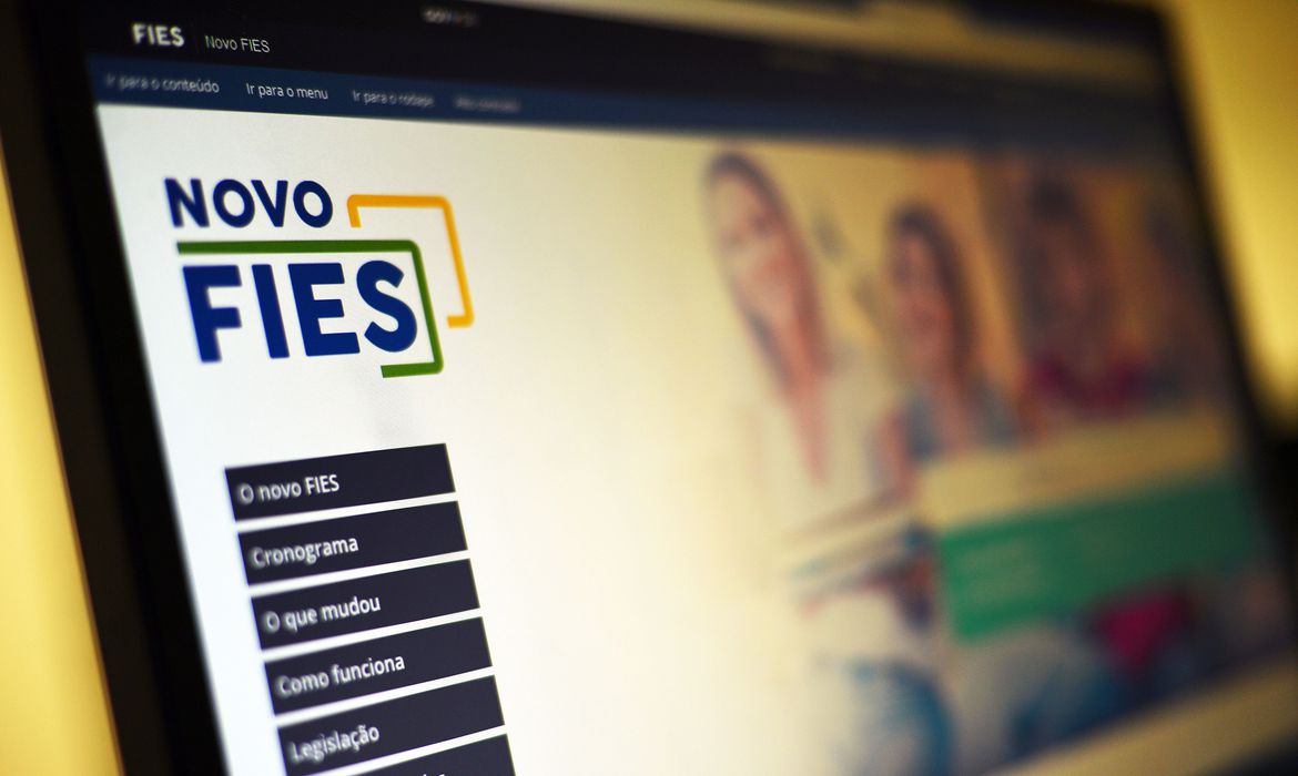 Estudantes podem se inscrever no Fies a partir de hoje Estudantes podem se inscrever no Fies a partir de hoje