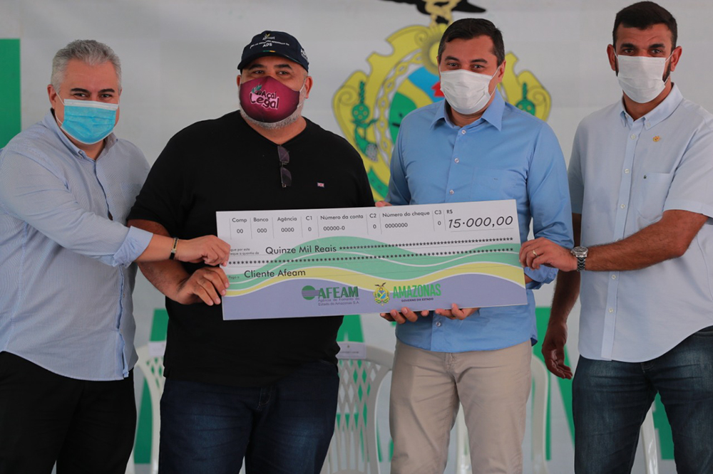 Governador Wilson Lima faz entrega de crédito para feirantes Governador Wilson Lima faz entrega de crédito para feirantes