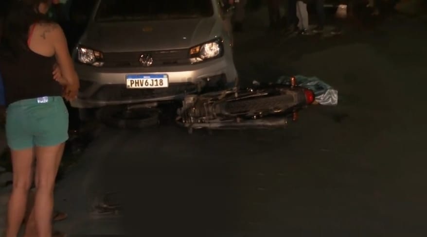 Mulher cai de moto e morre atropelada por &ocirc;nibus no Jorge Teixeira