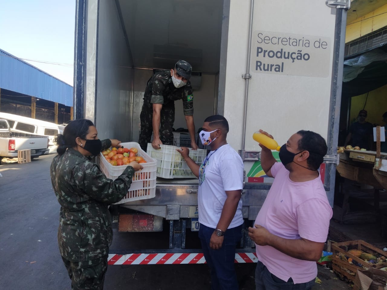 Governo faz doa&ccedil;&atilde;o de frutas e verduras para atendimento a refugiados