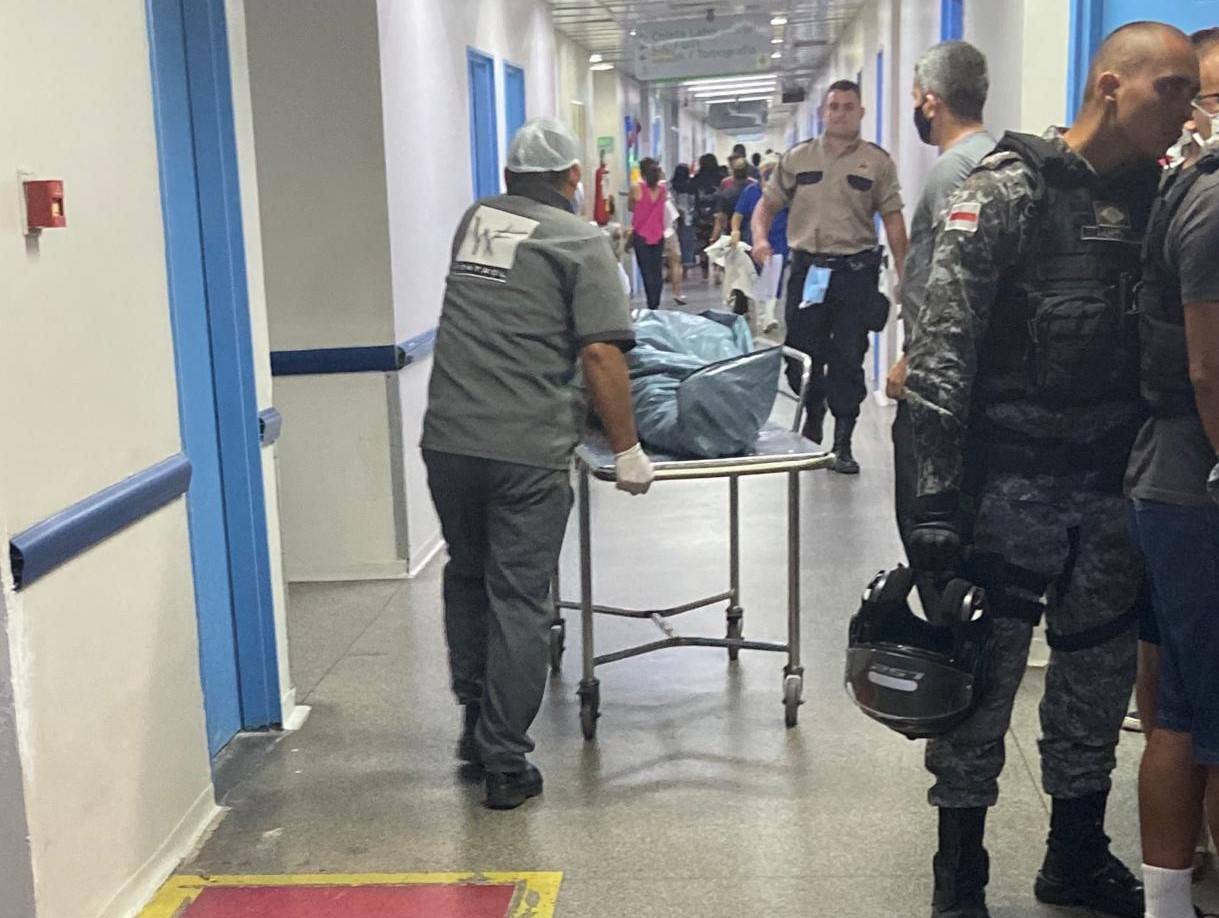 Tenente da Rocam é baleado ao impedir assalto e dois suspeitos morrem em tiroteios Tenente da Rocam é baleado em tentativa de latrocínio e dois suspeitos morrem em tiroteios