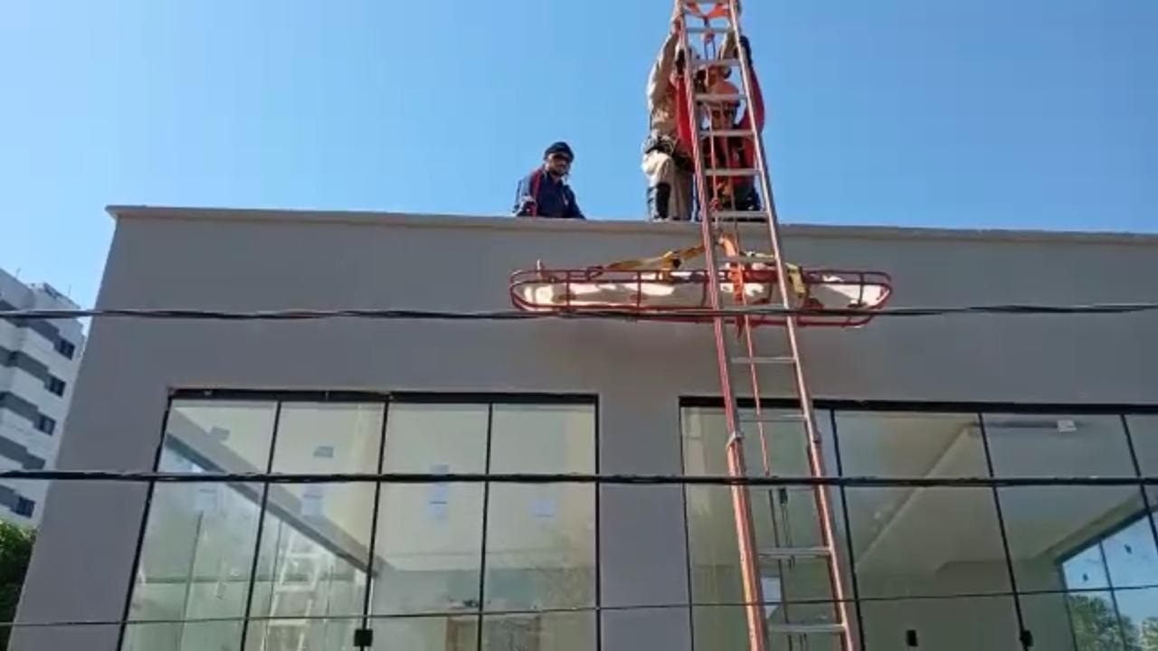 Após sofrer choque, homem é resgatado pelos bombeiros de prédio a uma altura de 6m Após sofrer choque, homem é resgatado pelos bombeiros de prédio a uma altura de 6m