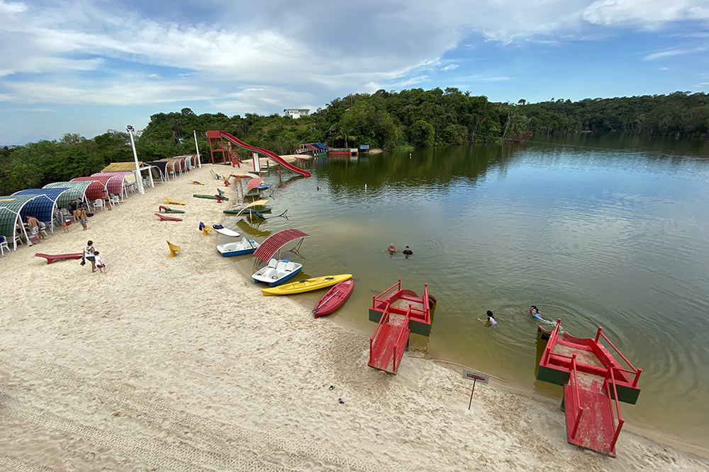 A praia do Amazonfish Resort, no Amazonas A praia do Amazonfish Resort, no Amazonas