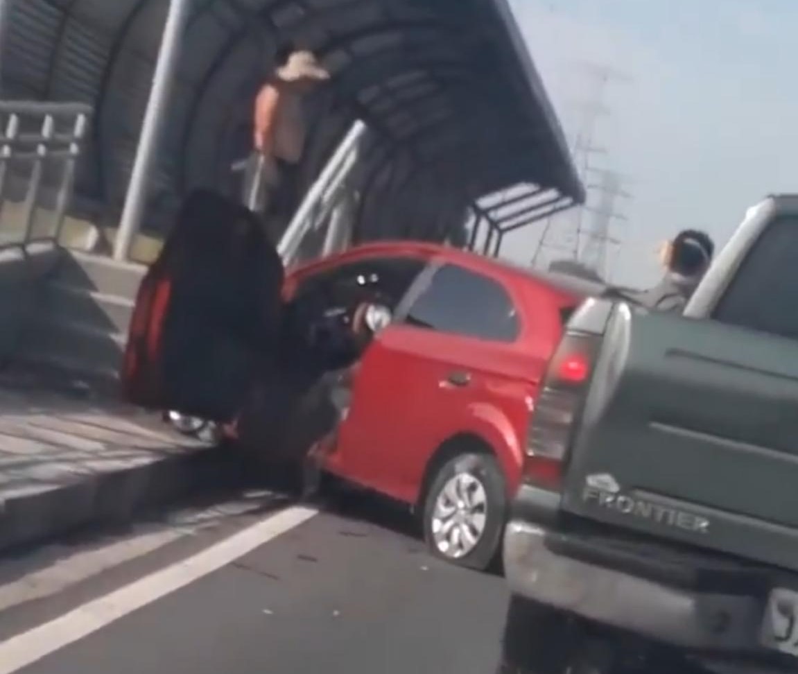 Idoso sofre pane mecânica no carro e cai de viaduto no Distrito; danos foram materiais Idoso sofre pane mecânica no carro e cai de viaduto no Distrito; danos foram materiais