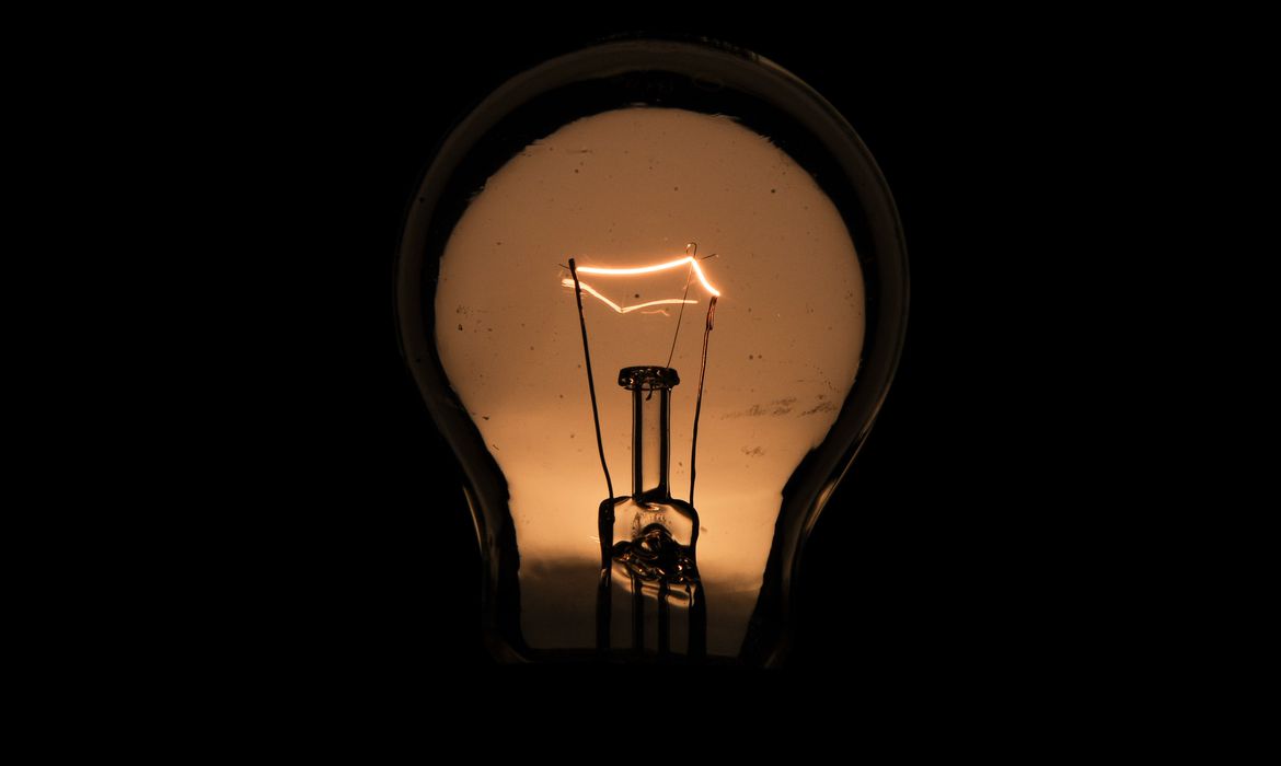 Energia elétrica de inadimplentes pode ser cortada a partir de hoje Energia elétrica de inadimplentes pode ser cortada a partir de hoje