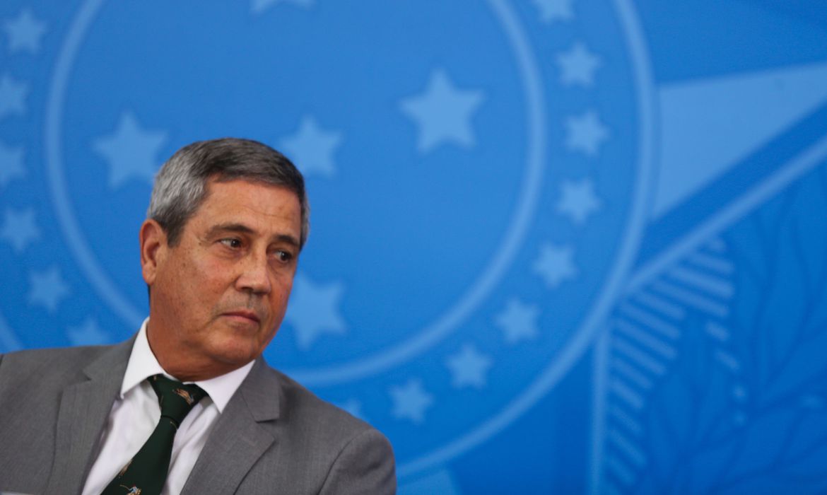 Ministro Braga Netto tem resultado positivo para coronav&iacute;rus
