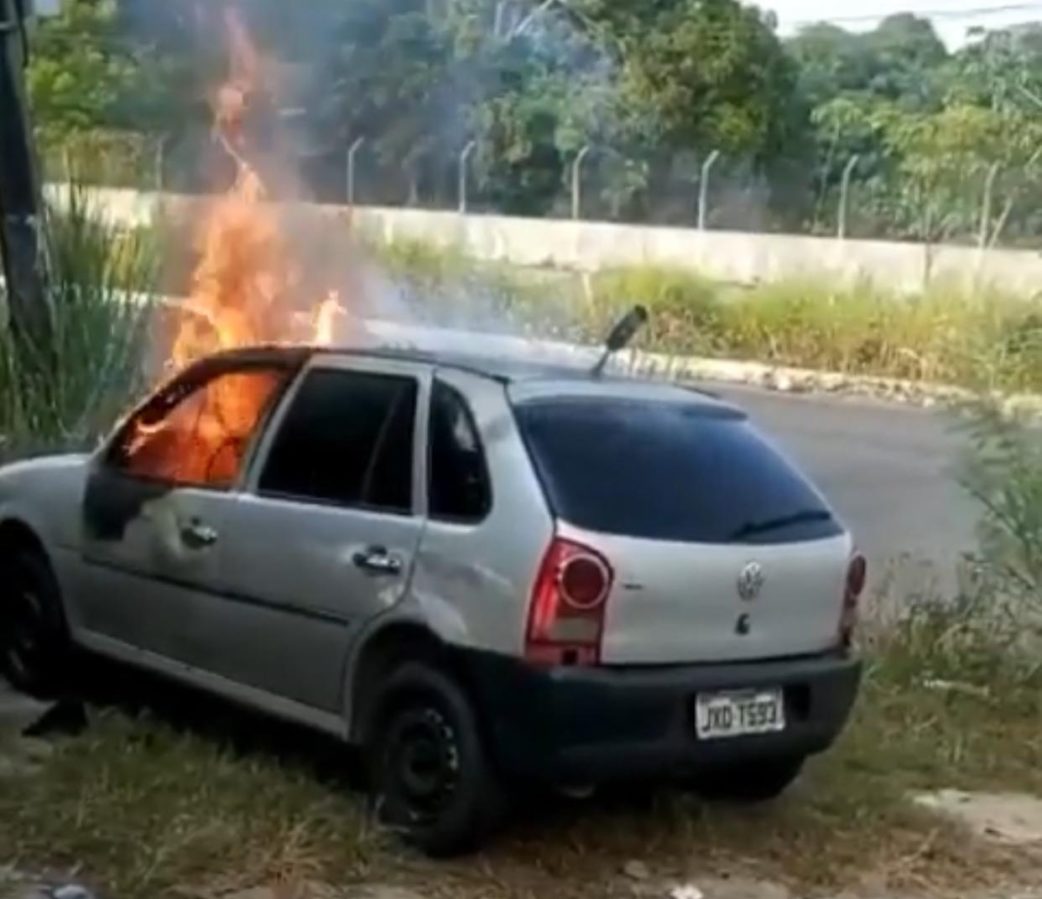 Carro de passeio pega fogo e tem perda total em avenida no Mauazinho. Veja vídeo Carro de passeio pega fogo e tem perda total em avenida no Mauazinho. Veja vídeo