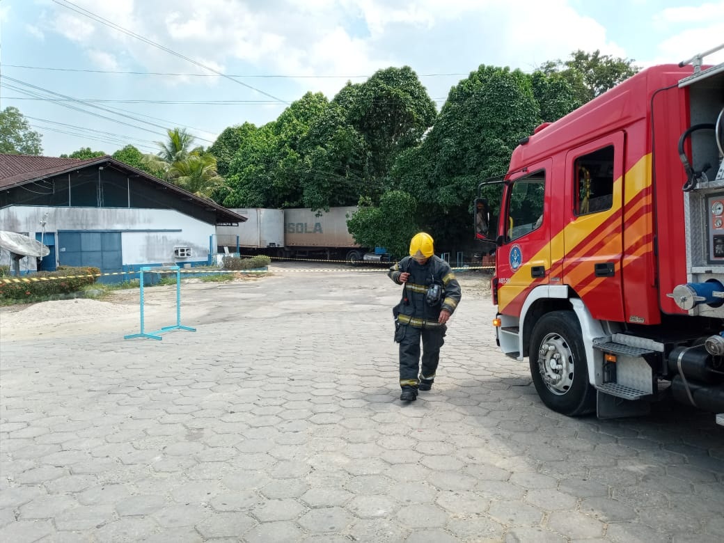 Carreta arrasta fiação e provoca princípio de incêndio em galpão da Eurosono Carreta arrasta fiação e provoca princípio de incêndio em galpão da Eurosono