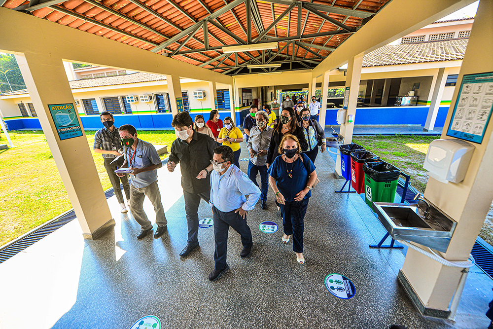 Deputados e o secretário de Educação visitam escolas Deputados e o secretário de Educação visitam escolas