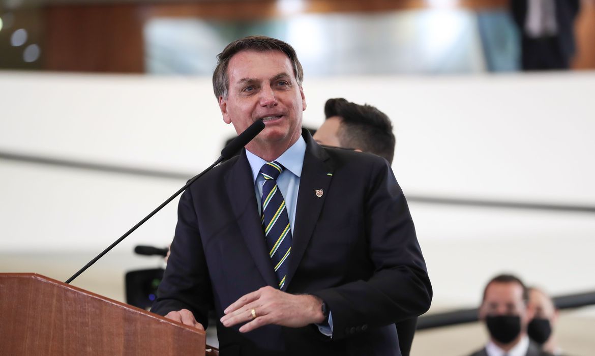 Bolsonaro diz a embaixador que Brasil vai ajudar o povo liban&ecirc;s