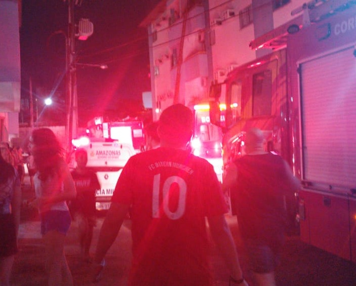 Bombeiros salvam duas pessoas durante incêndio em apartamento na Ponta Negra Bombeiros salvam duas pessoas durante incêndio em apartamento na Ponta Negra
