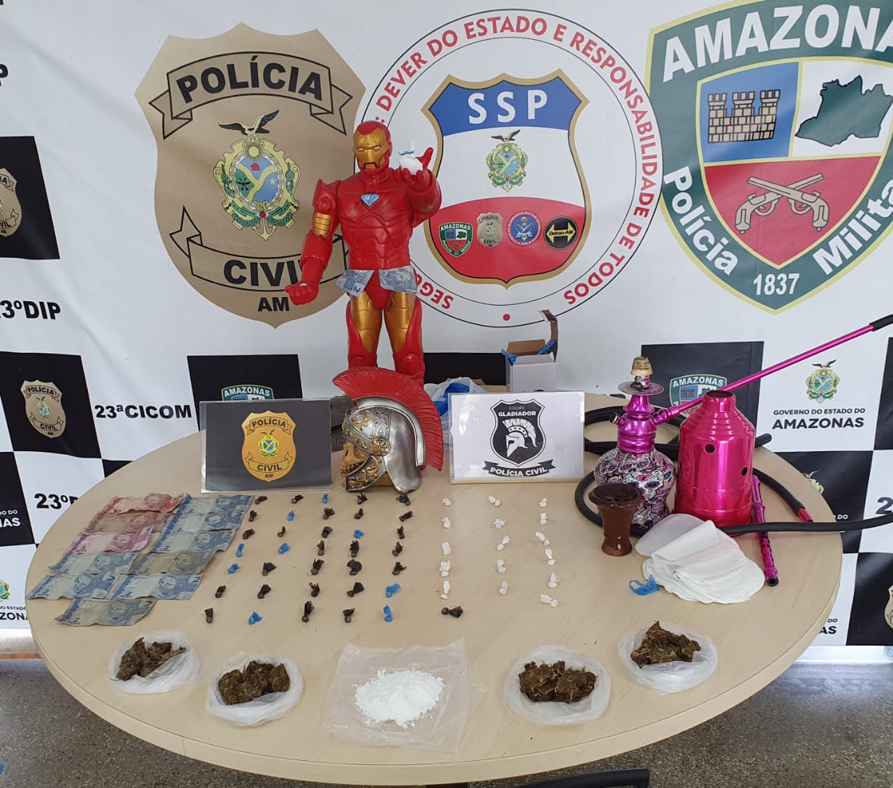 Mulheres são presas com drogas escondidas dentro de boneco do Homem de Ferro Mulheres são presas com drogas escondidas dentro de boneco do Homem de Ferro