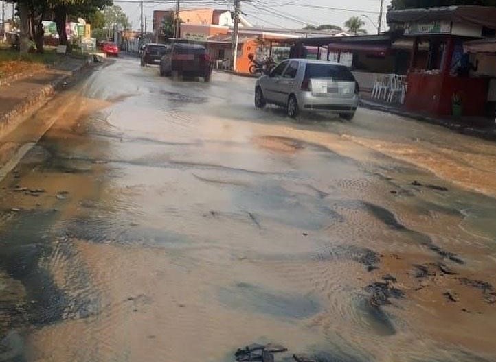 Tubulação rompe na estrada dos Franceses e bairros podem ficar sem água Tubulação rompe na estrada dos Franceses e bairros podem ficar sem água