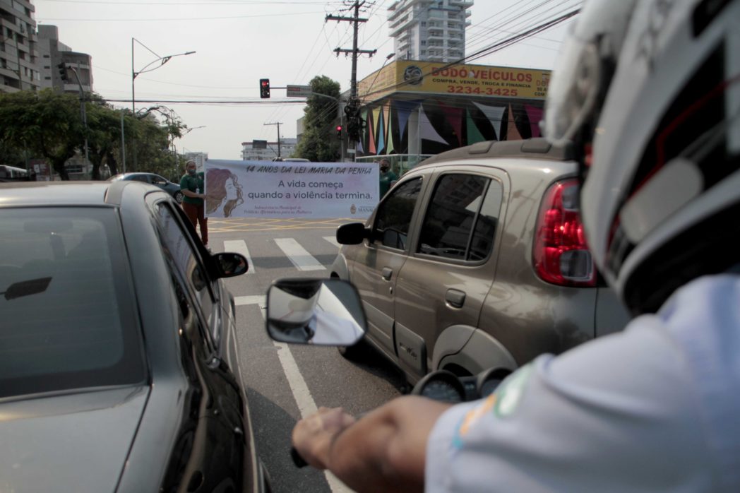 Prefeitura realiza ação de sensibilização em principais vias pelos 14 anos da Lei Maria da Penha Prefeitura realiza ação de sensibilização em principais vias pelos 14 anos da Lei Maria da Penha