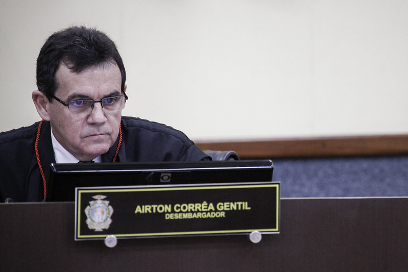 TAM é condenada a indenizar família em R$ 25 mil após impedir embarque de passageiro com nome errado TAM é condenada a indenizar família em R$ 25 mil após impedir embarque de passageiro com nome errado
