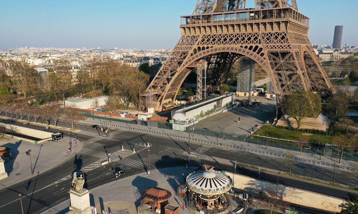 Paris obriga uso de m&aacute;scaras ao ar livre em &aacute;reas movimentadas