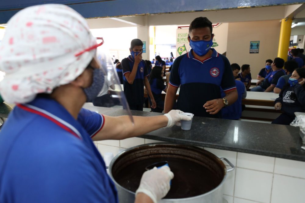 Intervalos da merenda seguem procedimentos de prevenção nas escolas da rede pública Intervalos da merenda seguem procedimentos de prevenção nas escolas da rede pública