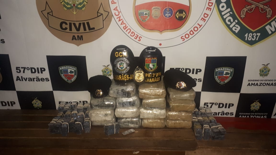Jovem &eacute; preso com 18 tabletes de maconha em barco; mula receberia R$ 4 mil