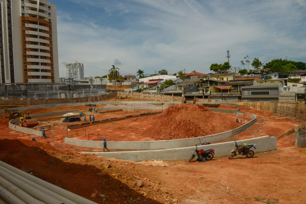 Implantação de drenagem para velódromo interdita trecho da avenida Brasil nesta terça Implantação de drenagem para velódromo interdita trecho da avenida Brasil nesta terça