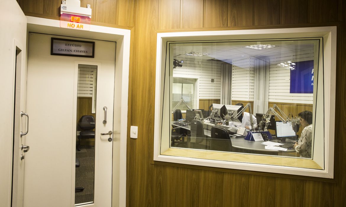 Apresentadores pr&eacute;-candidatos devem se afastar da fun&ccedil;&atilde;o em r&aacute;dio e TV