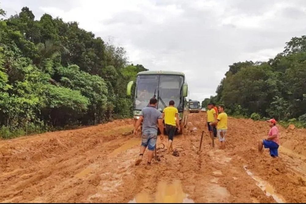 Licitação avança para obras de reparo e manutenção do 'trecho do meio' da BR-319 Licitação avança para obras de reparo e manutenção do 'trecho do meio' da BR-319