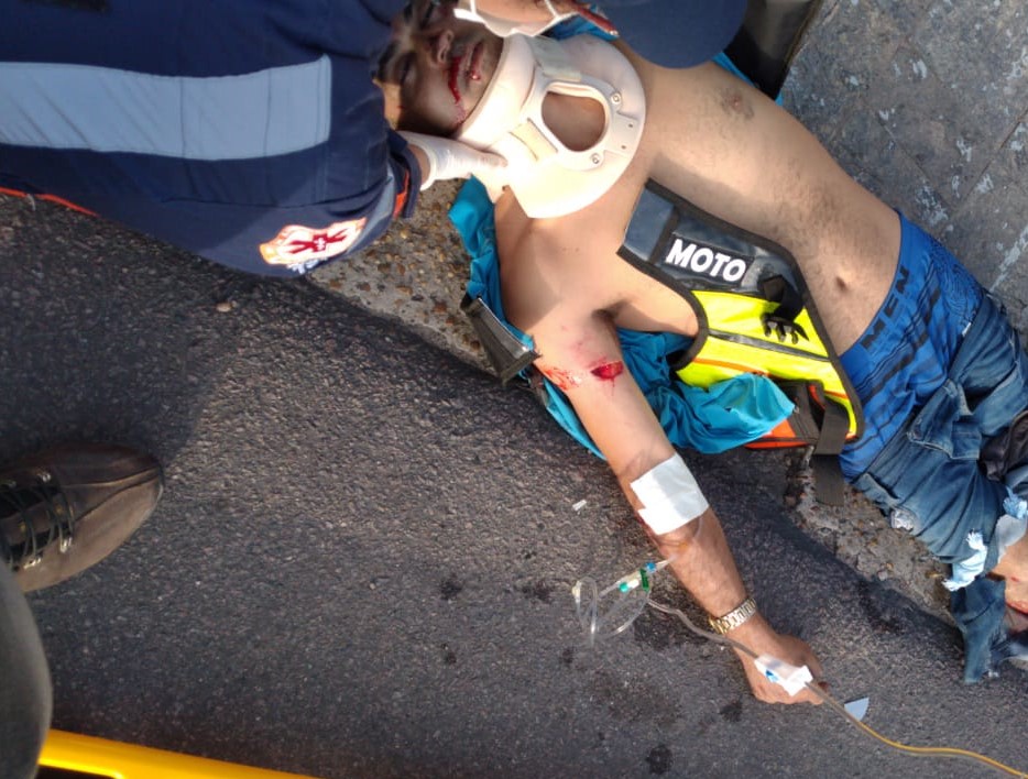 Samu faz atendimento a vítimas graves de atropelamento em parada de ônibus Samu faz atendimento a vítimas graves de atropelamento em parada de ônibus