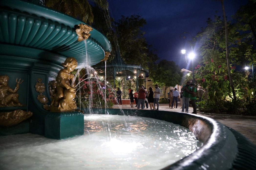 Pra&ccedil;a Dom Pedro II &eacute; entregue pelo prefeito revitalizada e com acessibilidade