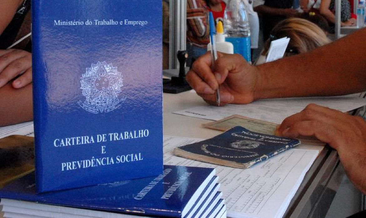 Desemprego na pandemia continua subindo e chega a 13,7% Desemprego na pandemia continua subindo e chega a 13,7%