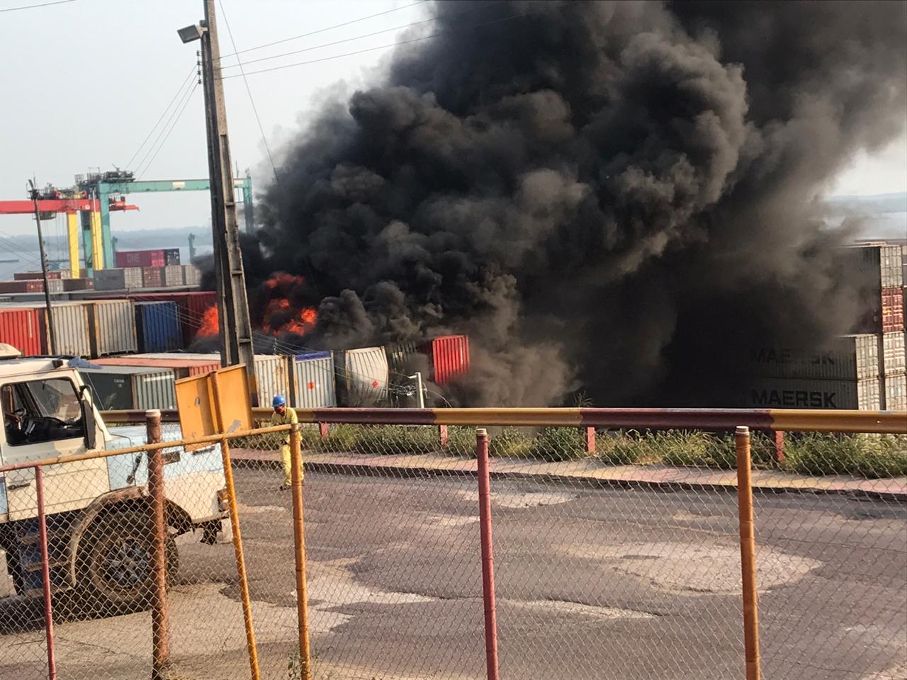 Raio causa incêndio de grandes proporções em contêineres no Porto Chibatão. Veja vídeo Raio causa incêndio de grandes proporções em contêineres no Porto Chibatão. Veja vídeo