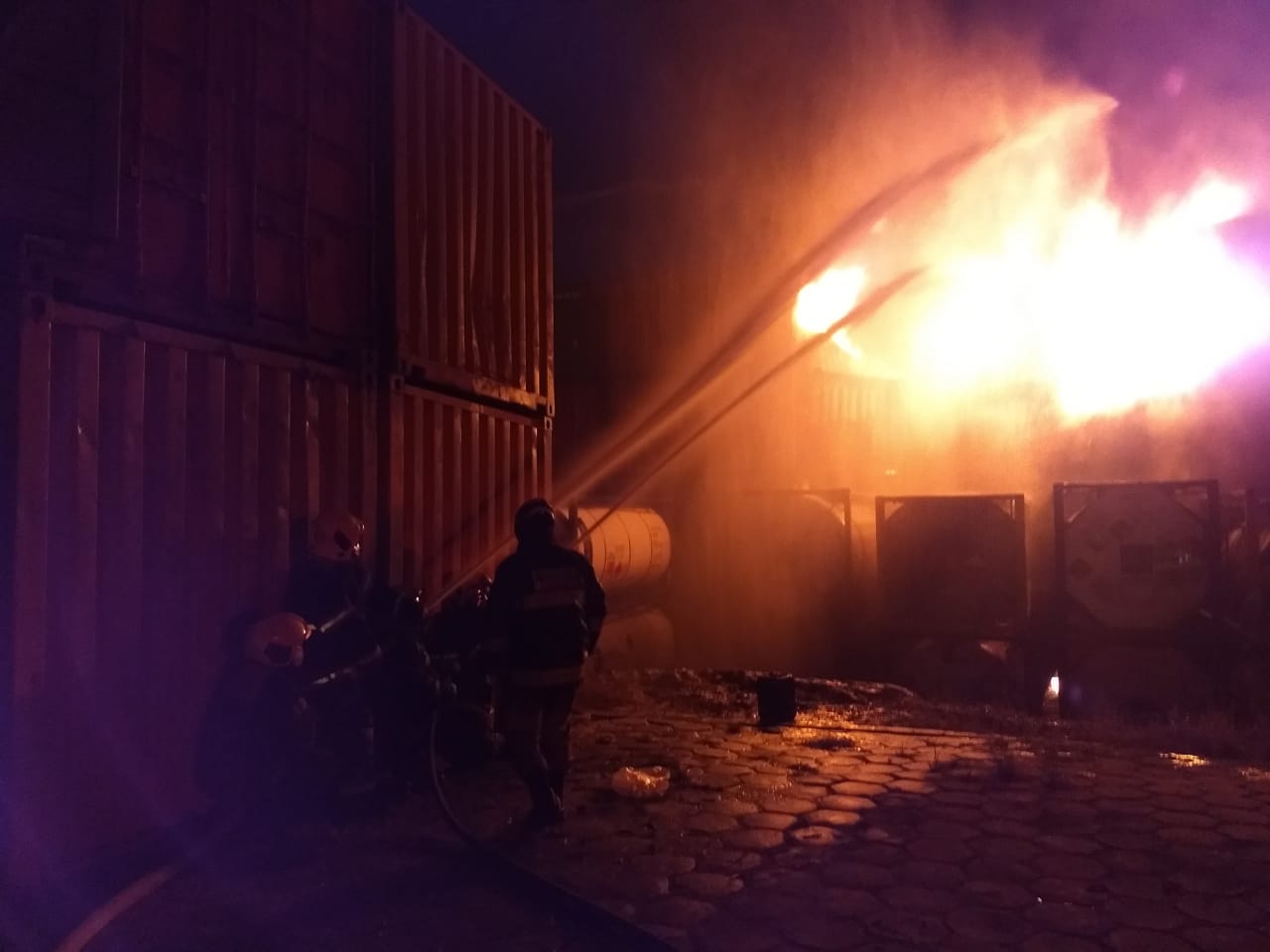 Mais de 30 contêineres estão em risco de incêndio; 15 foram destruídos pelo fogo. Veja mais vídeos