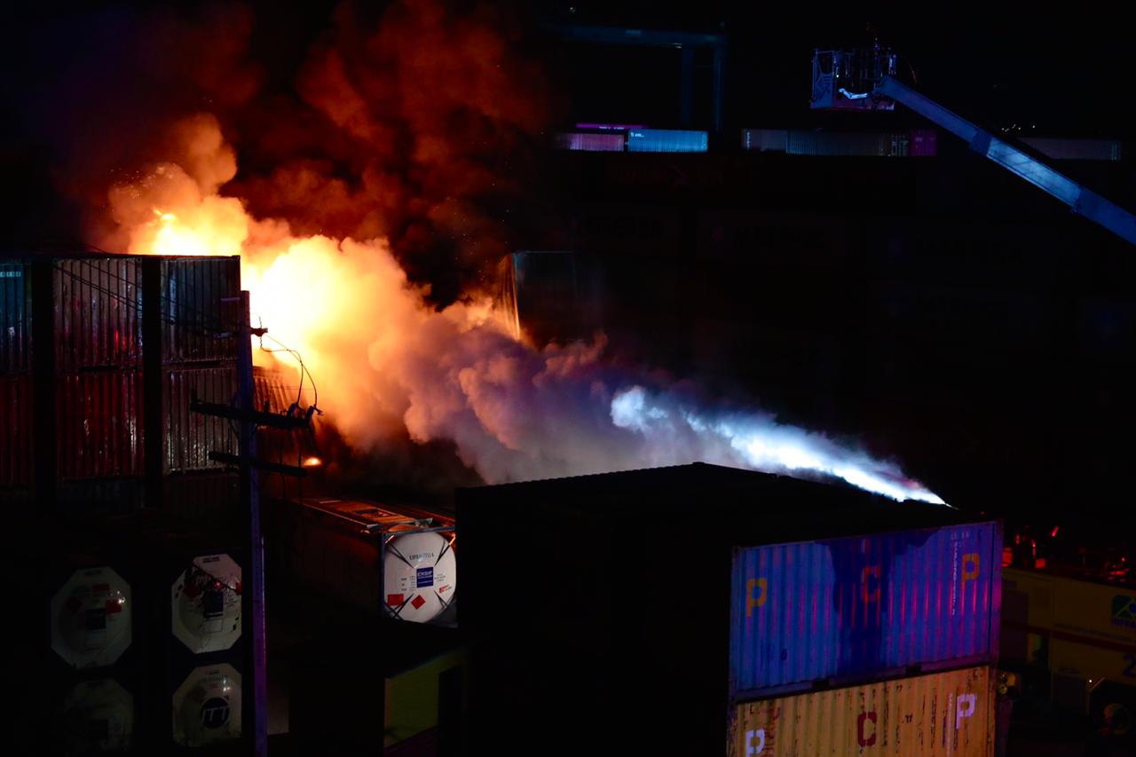 Combate a inc&ecirc;ndio em cont&ecirc;ineres no Porto Chibat&atilde;o j&aacute; dura 14h, informa bombeiros