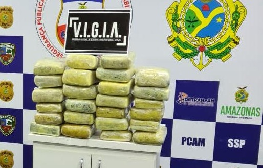 Droga avaliada em R$ 400 mil é apreendida com grupo preso na Base Arpão Droga avaliada em R$ 400 mil é apreendida com grupo preso na Base Arpão