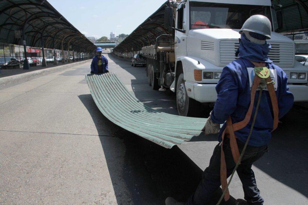 Fiscais próximos ao Terminal 1 tiram dúvidas dos usuários de transporte Fiscais próximos ao Terminal 1 tiram dúvidas dos usuários de transporte