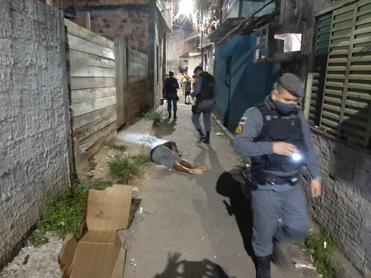 Homem &eacute; executado com 14 tiros em beco na Compensa