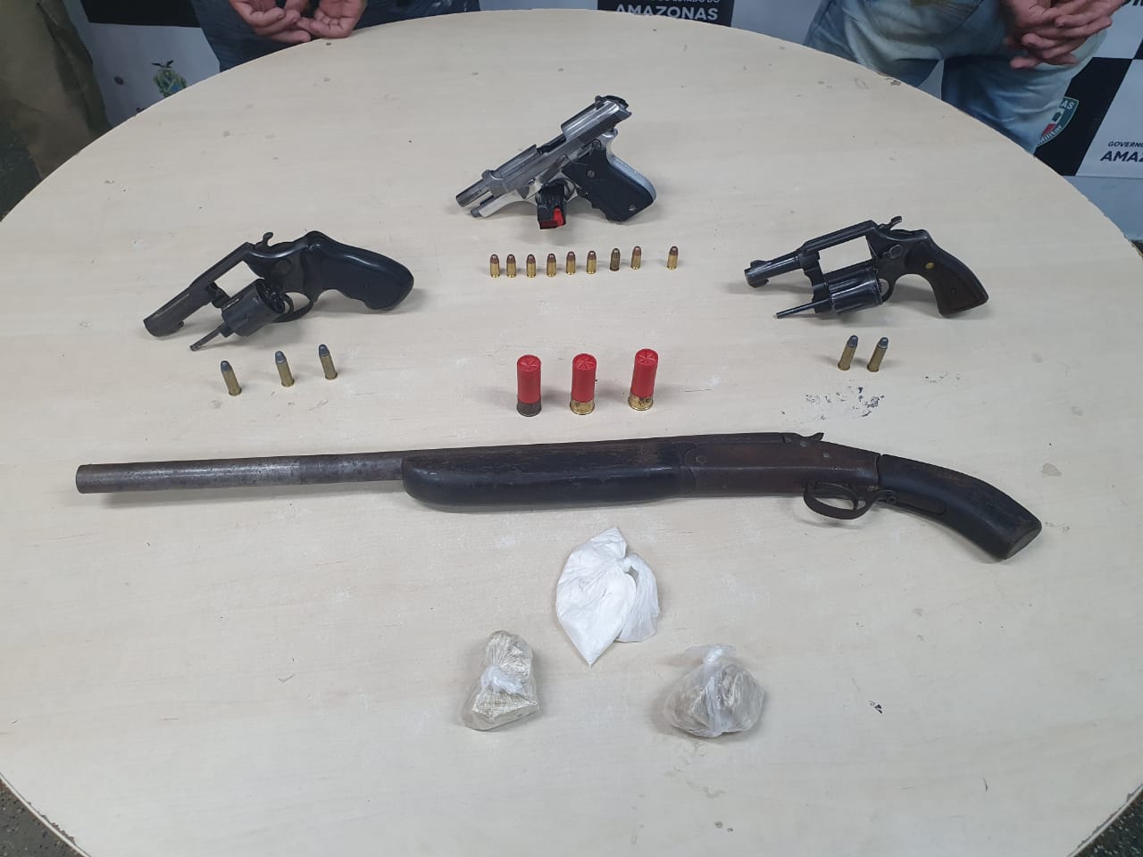 Traficantes s&atilde;o presos fazendo delivery de armas no Coroado