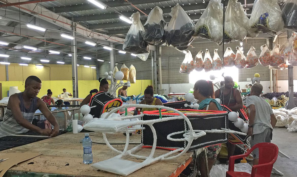 Carnavalesco cria Barracão Solidário para ajudar quem faz a festa Carnavalesco cria Barracão Solidário para ajudar quem faz a festa