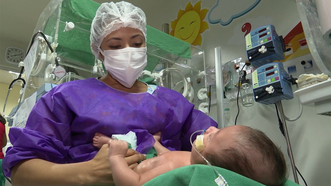 Prematuros recebem massagem e banho de ofurô na maternidade Balbina Mestrinho Prematuros recebem massagem e banho de ofurô na maternidade Balbina Mestrinho