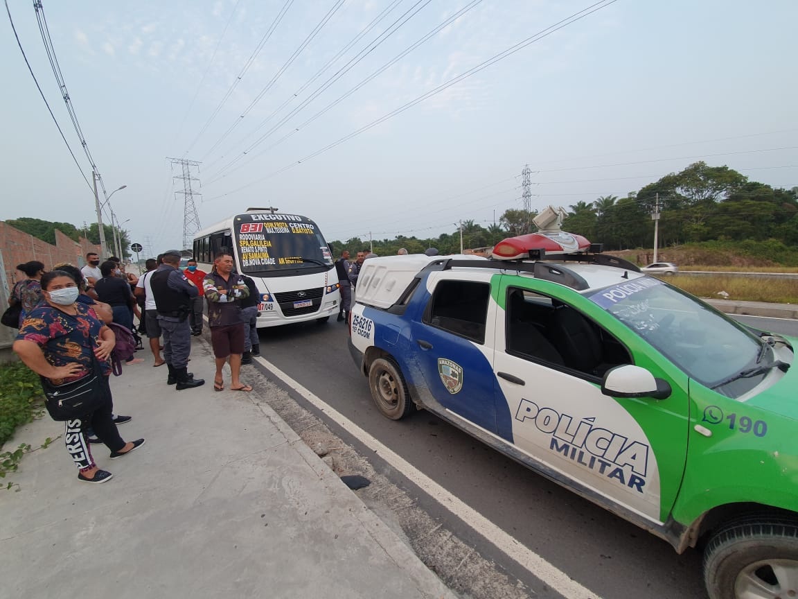 PMs atiram em pneus de micro-&ocirc;nibus para evitar assalto na avenida das Flores