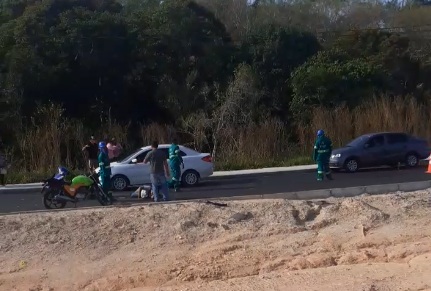 Ao parar para ver acidente, mulher acaba colidindo com moto na Torquato Tapajós Ao parar para ver acidente, mulher acaba colidindo com moto na Torquato Tapajós