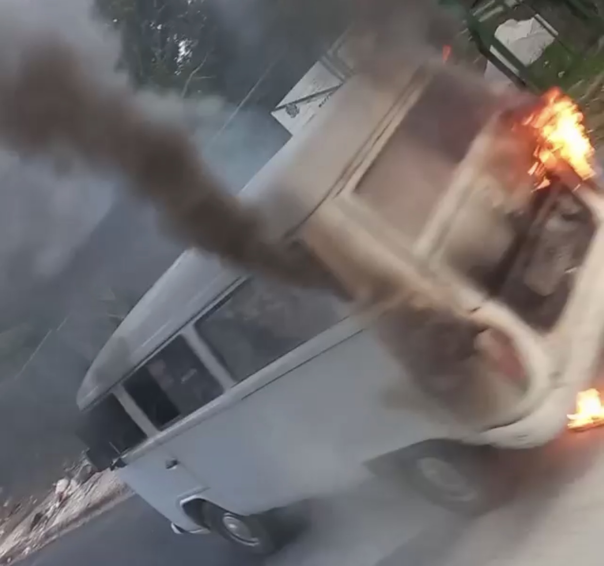 Kombi pega fogo e tem perda total em frente à Reserva Adolpho Ducke Kombi pega fogo e tem perda total em frente à Reserva Adolpho Ducke