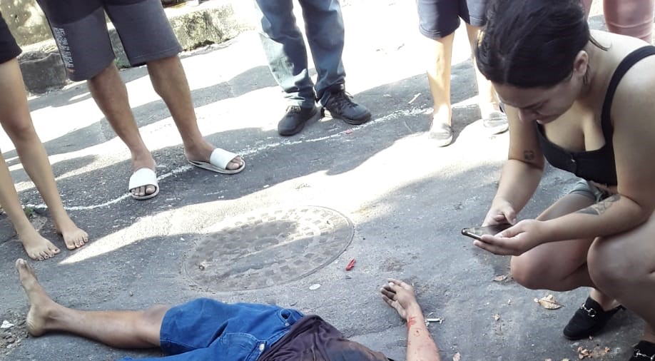 Homem é surpreendido por pistoleiros em carro preto e executado na Aparecida Homem é surpreendido por pistoleiros em carro preto e executado na Aparecida