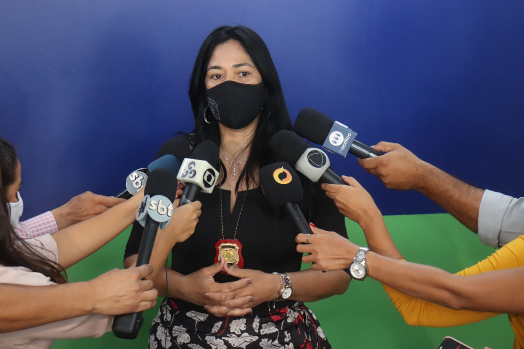 Mulher que jogou óleo quente nas mãos e pés do próprio filho é presa Mulher que jogou óleo quente nas mãos e pés do próprio filho é presa
